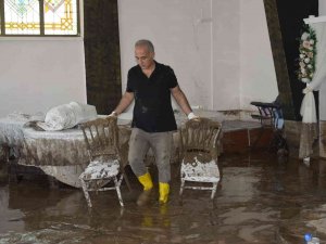 Düğün Salonu, Çamur Salonuna Döndü