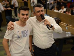 Başkan Yılmaz’dan Gençlere Gitarlı Sınav Morali