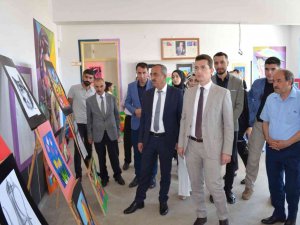 Öğrenciler, Resimlerini Sergiledi