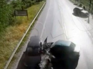 İ̇ki Otomobilin Kafa Kafaya Çarpıştığı Kaza Kamerada