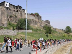 Öğrenciler “En Temiz Diyarbakır” İçin Sur Diplerini Temizledi