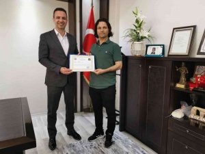 Kozan Kaymakamı Günçam, Gültekin’i Ödüllendirdi
