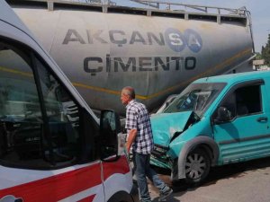 Beton Mikseri İle Çarpışan Hafif Ticari Aracın Sürücüsü Yaralandı