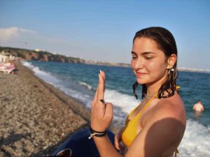 Konyaaltı Sahili’nde Denize Girenlerin Üstüne Zifti Andıran Bir Madde Yapıştı