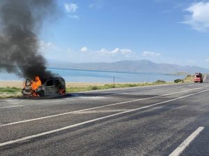 Seyir Halindeki Araç Alev Aldı