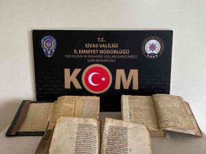 El Yazması Tarihi Eser Kitaplar Güvenlik Güçlerinin Gözünden Kaçmadı