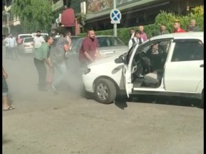 Seyir Halindeki Araç Alev Aldı, Sürücünün Yardımına Vatandaşlar Koştu
