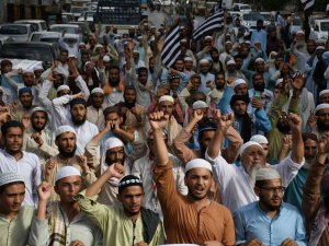 Pakistan’da Hintli Siyasinin Hazreti Muhammed’e Hakaret Etmesi Protesto Edildi