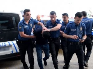 Kavgayı Ayırmaya Çalışan Polisi Bıçakladı