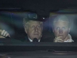 İ̇ngiltere Başbakanı Johnson Koltuğunu Korudu