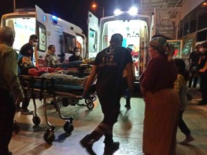 Otomobil Köpeğe Çarptı: 5 Yaralı