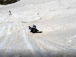 Haziran Ayında Kışı Yaşayıp Poşetle Kızak Keyfini Çıkardılar