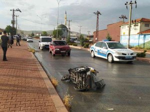Otomobille Elektrikli Bisiklet Çarpıştı: 1 Ölü
