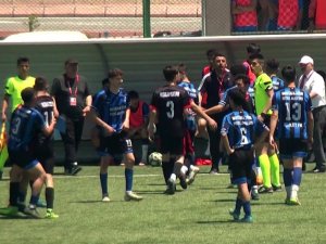 Uçan Tekme Atan Futbolcuya 3 Maç Ceza
