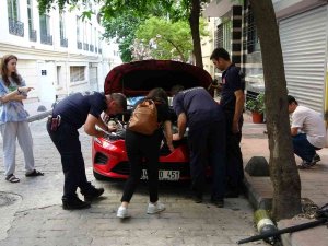 Beyoğlu’nda Otomobilin Motoruna Yavru Kedi Sıkıştı