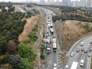 Başakşehir’de Güvenlik Personellerini Taşıyan Servis Aracı Yan Yattı: 6 Yaralı