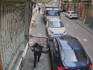 Zeytinburnu’nda Apartman Kapısını Çalan Hırsız Kamerada