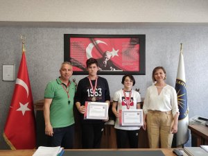 Ortaokul Öğrencilerinden Yüzme Başarısı