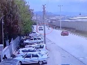 Adrenalin Olsun Diye Araçların Önüne Atlayan Öğrencilerden Biri Ölümden Kıl Payı Kurtuldu