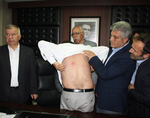 Belediye Başkanı Makamında Darp Edildi