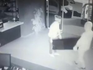 10 Gün Çalıştığı İş Yerinde İçinde 2 Milyonluk Para Ve Ziynet Eşyası Olan Kasayı Çaldı