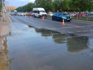 Kartal’da Su Borusu Patladı, Sahil Yolu Göle Döndü