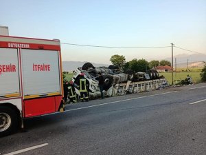 İ̇çecek Yüklü Tır Şarampole Devrildi: 1 Yaralı