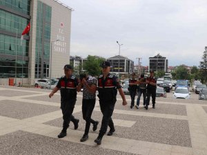 Köyün Rögar Kapaklarını Çalarak Satan 2 Şüpheli Adliyeye Sevk Edildi