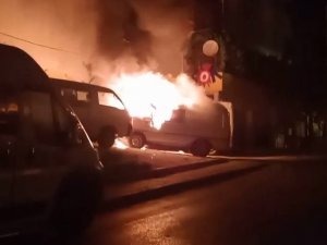 Park Halindeki Minibüs Alev Topuna Döndü