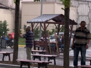 Küçükçekmece’de Aniden Bastıran Yağmur Vatandaşlara Zor Anlar Yaşattı