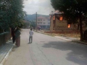 Bursa’da Ahşap Ev Alevlere Teslim Oldu