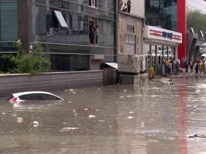 Başkent’te Sağanak Yağmur Sonrası Sokaklar Dereye Döndü