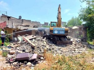 Akdeniz’de Bir Metruk Bina Daha Yıkıldı