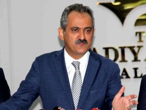 Bakan Özer, Öğrencinin Kur’an-ı Kerim’e Tekme Atmasıyla İlgili Konuştu: “Gerekli Cezaları Vereceğiz”