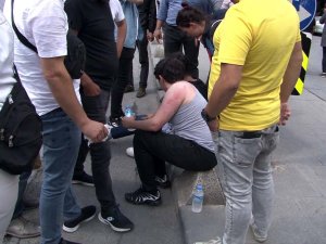 Sultangazi’de Dönüş Yapan İ̇ett Otobüsü 2 Gence Çarptı