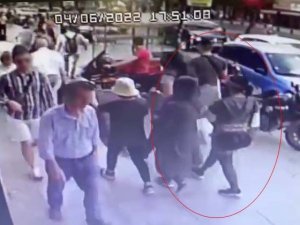 Şişli’de Yankesicinin Kadının Telefonunu Çaldığı Anlar Kamerada