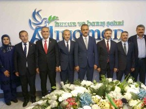 Milli Eğitim Bakanı Özer, Belediyeyi Ziyaret Etti