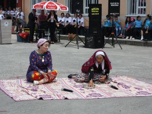Köy Köy Dolaşıp Kültürü Yaşatmaya Çalışıyorlar