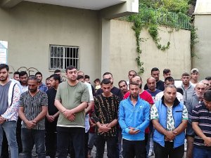 Konteynerle Duvarın Arasında Sıkışarak Can Veren Minik Yakup Son Yolculuğuna Uğurlandı