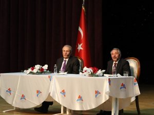 İ̇ş İnsanı Çeçen, Öğrenci Buluşmasında Ai̇çü’lü Öğrencilerle Bir Araya Geldi