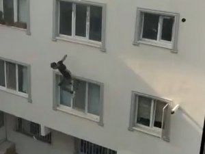 Polisten Kaçan Şüpheli Çatıdan İnmeye Çalışırken Beton Zemine Çakıldı