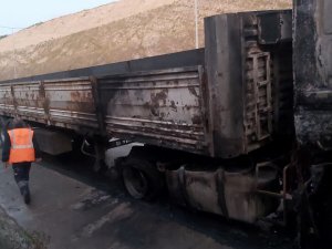 Kuzey Marmara Otoyolu’nda Seyir Halindeki Tır Alev Alev Yandı