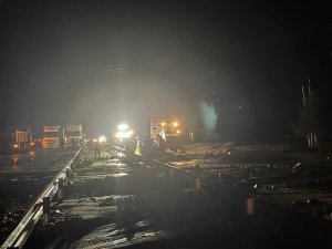Sivas-kayseri Karayolu Sel Nedeniyle Araç Ulaşımına Kapandı