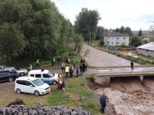 Dere Taştı, Ev Ve Ahırları Sel Suları Bastı