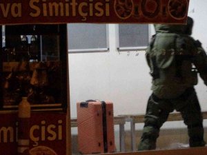 Diyarbakır’da Fünye İle Patlatılan Şüpheli Valizin İçinden Elbise Çıktı