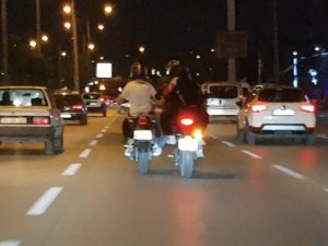 Trafikte Bozulan Motosikleti Ayağıyla İterek Götürdü