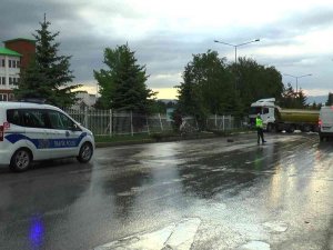 Yağış Sonrası Kayganlaşan Yolda Direksiyon Hakimiyetini Kaybeden Kamyon Refüje Çıktı