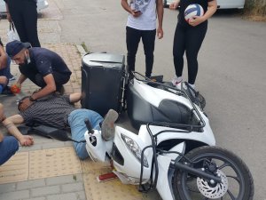 Yaralı Motorlu Kuryeye İlk Müdahaleyi Vatandaşlar Yaptı