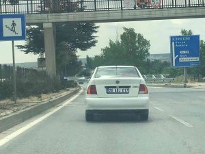 Trafikteki İlginç Anlar Cep Telefonu Kamerasına Yansıdı