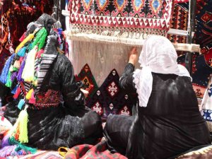 İ̇ki Kişi 45 Günde 1 Tane Dokuyabiliyor